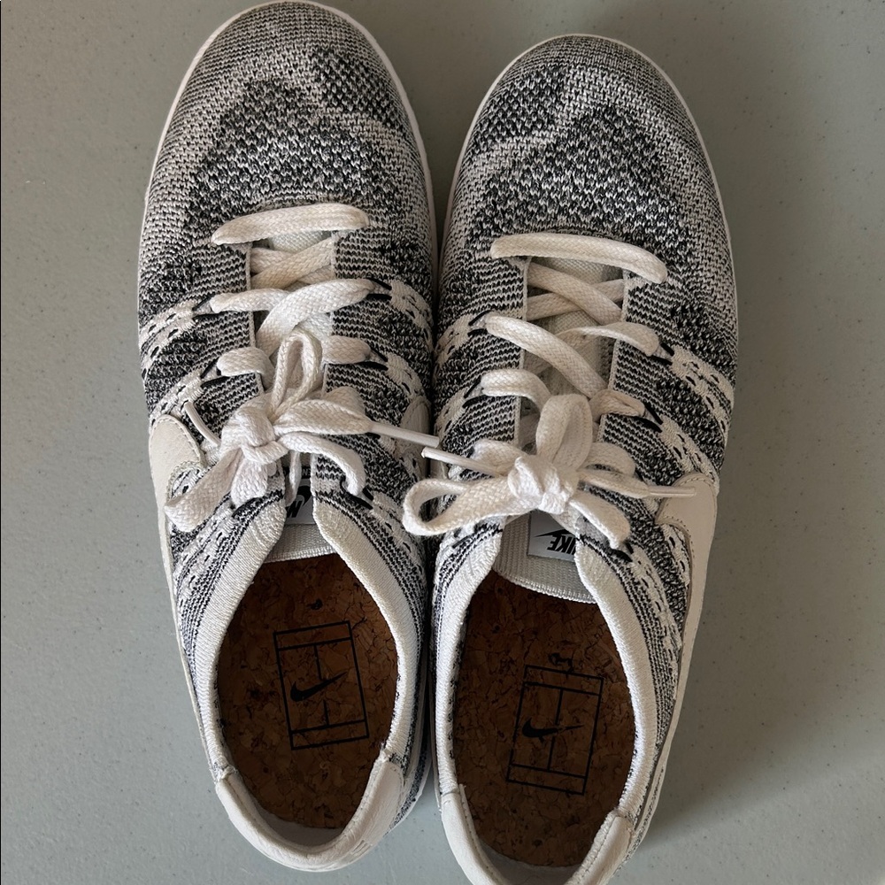 Nike flyknit tennis classic shoes. Men’s sz 7. Women’s 8.5. Black and white.